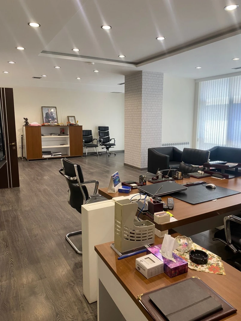 İcarə ofis 6 otaqlı 285 m², 8 Noyabr m.-1
