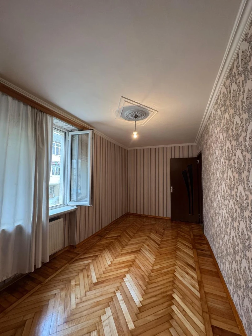 Satılır köhnə tikili 2 otaqlı 60 m², Neftçilər m.-1