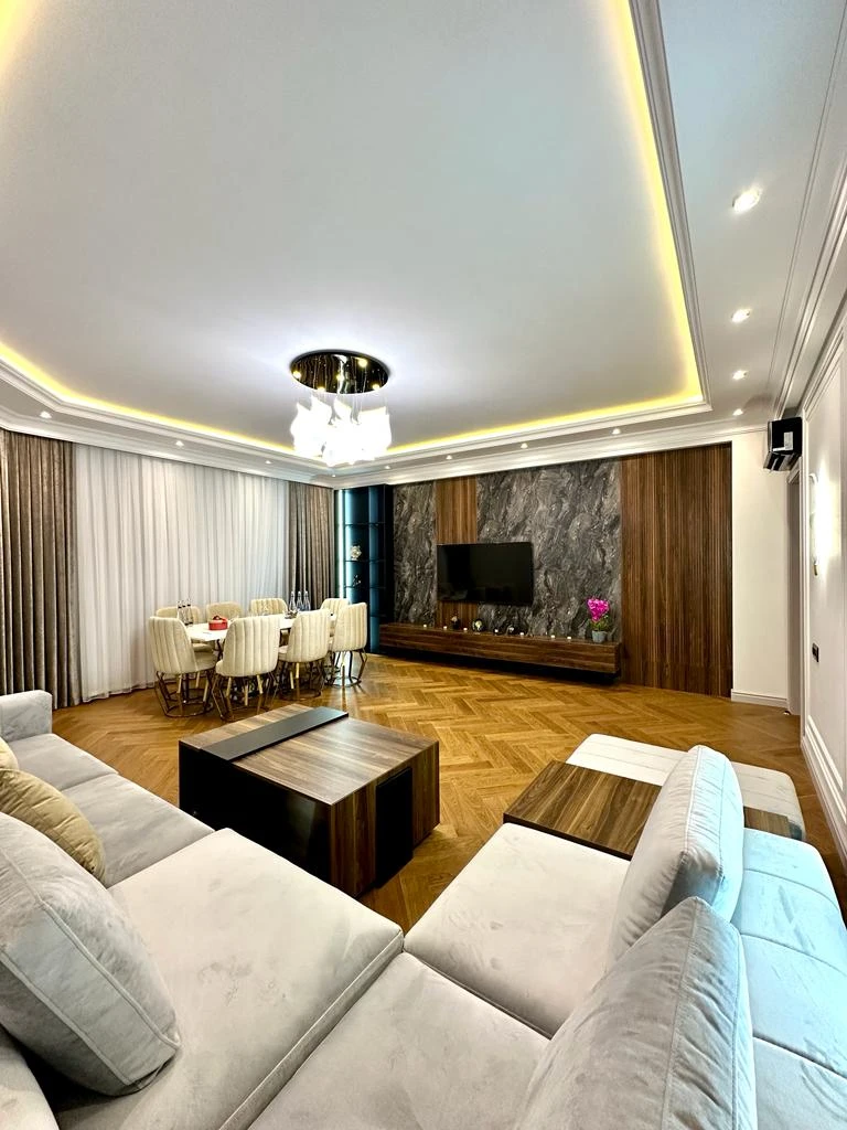 Satılır yeni tikili 4 otaqlı 207 m², 28 May m.-1