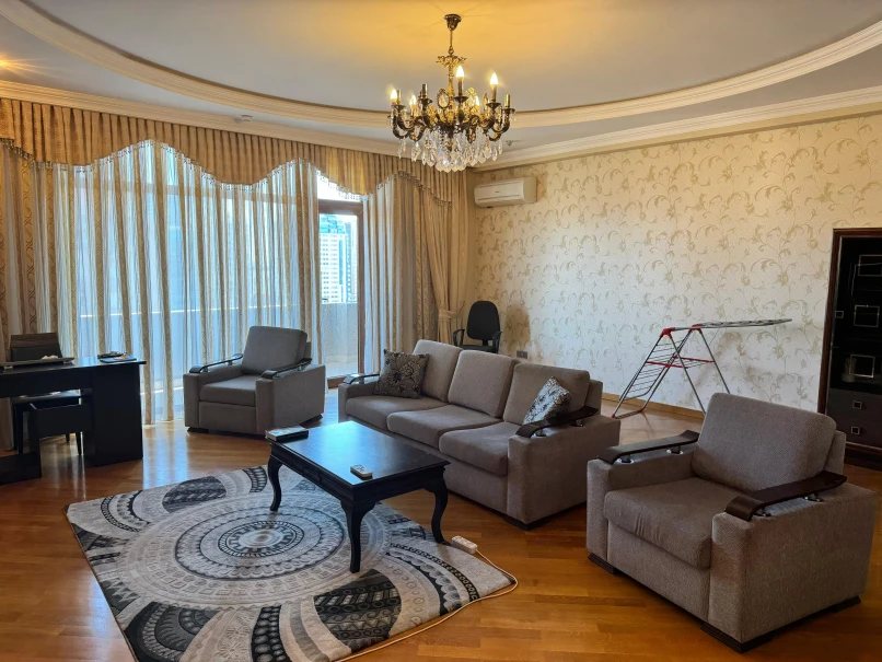 İcarə yeni tikili 3 otaqlı 200 m²,  28 May m.-1