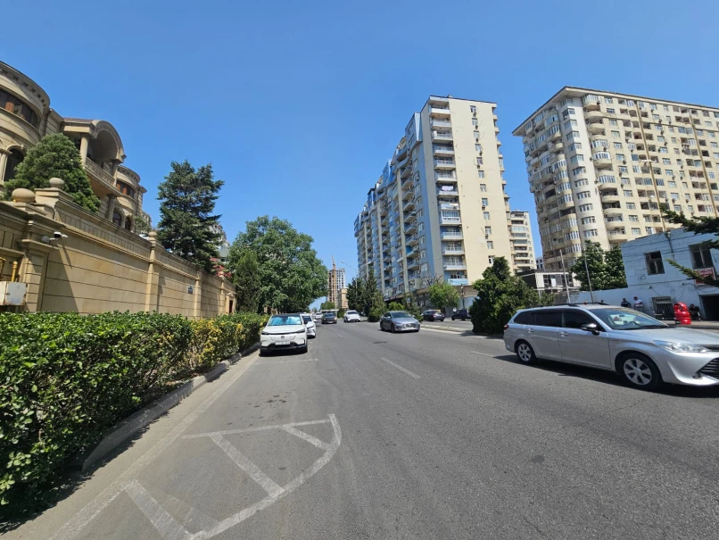 Satılır obyekt 2200 m²,  Elmlər Akademiyası m.-1