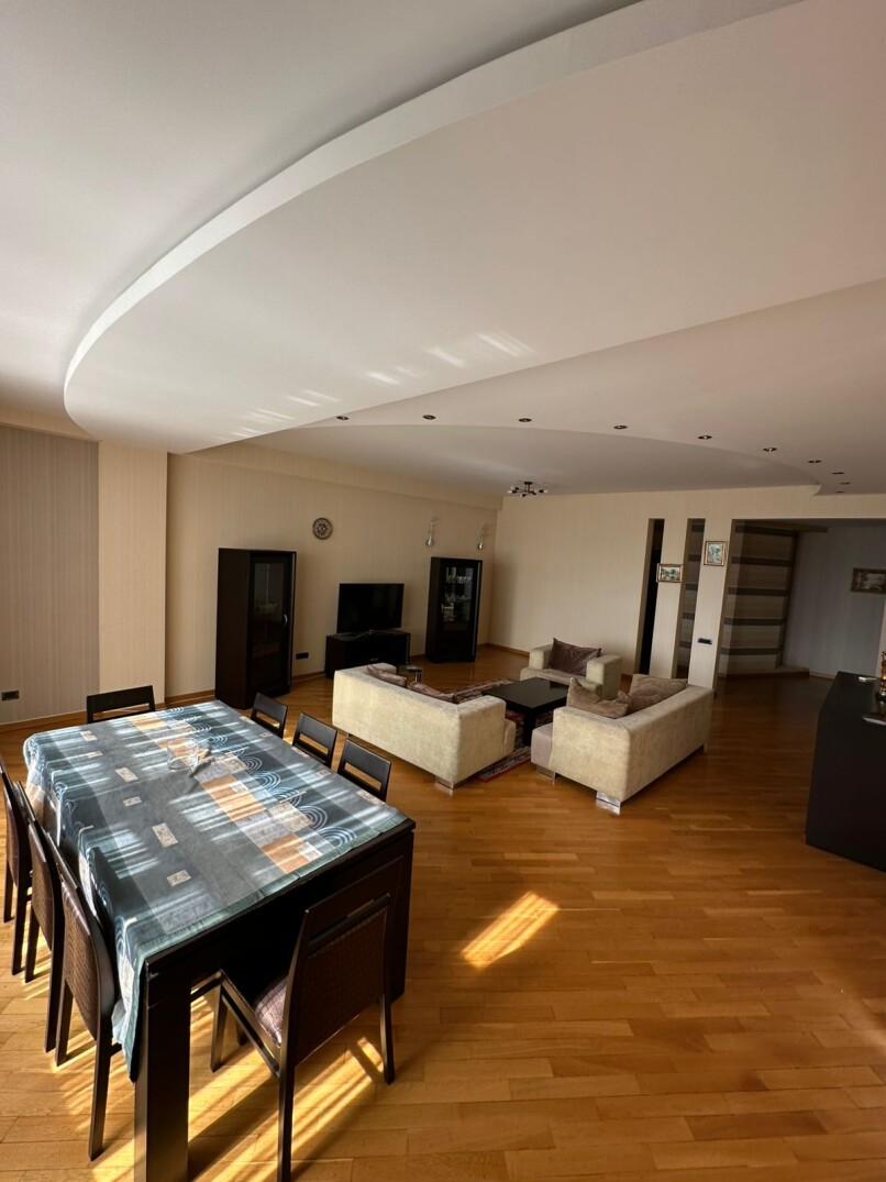 Satılır yeni tikili 4 otaqlı 200 m²,  28 May m.-1