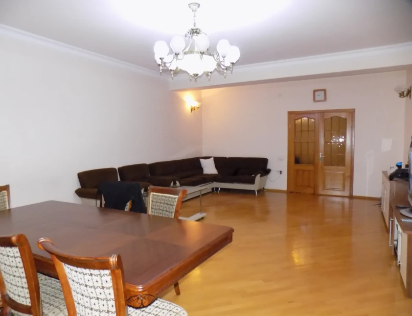 İcarə yeni tikili 4 otaqlı 220 m², 8 Noyabr m.-1