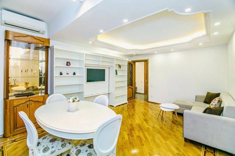 İcarə yeni tikili 4 otaqlı 120 m²,  28 May m.-1