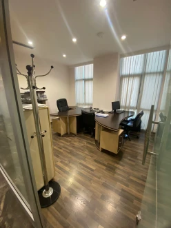 İcarə ofis 6 otaqlı 285 m², 8 Noyabr m.-7