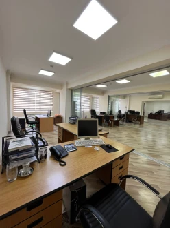 İcarə ofis 10 otaqlı 400 m², Elmlər Akademiyası m.-6