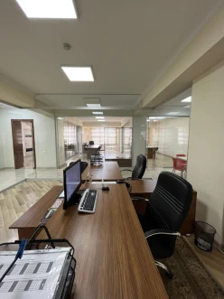 İcarə ofis 10 otaqlı 400 m², Elmlər Akademiyası m.-7