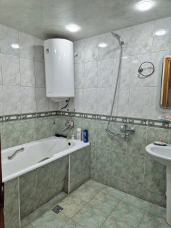 Satılır köhnə tikili 4 otaqlı 110 m², İnşaatçılar m.-7 Satılır köhnə tikili 4 otaqlı 110 m², İnşaatçılar m.-7