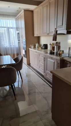 Satılır yeni tikili 4 otaqlı 170 m², İnşaatçılar m.-14