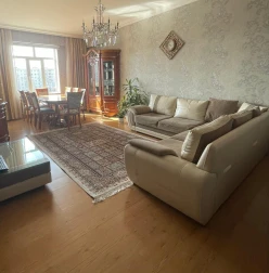 Satılır yeni tikili 2 otaqlı 80 m², İnşaatçılar m.-8