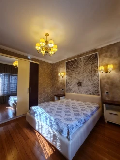 Satılır ev/villa 7 otaqlı 330 m², İnşaatçılar m.-14