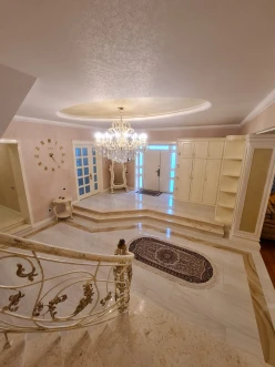 Satılır ev/villa 7 otaqlı 330 m², İnşaatçılar m.-7