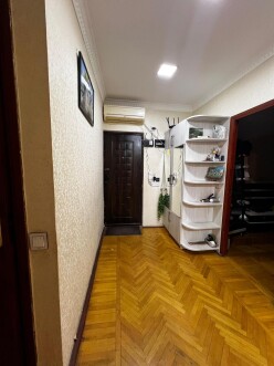 Satılır köhnə tikili 5 otaqlı 130 m²,  İnşaatçılar m.-9