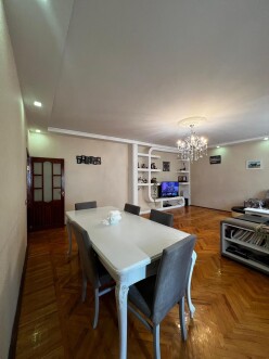 Satılır köhnə tikili 5 otaqlı 130 m²,  İnşaatçılar m.