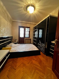Satılır köhnə tikili 5 otaqlı 130 m²,  İnşaatçılar m.-4