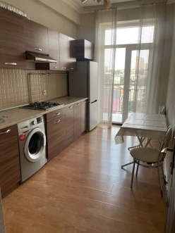 İcarə yeni tikili 3 otaqlı 75 m², İnşaatçılar m.-4