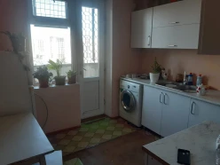 Satılır köhnə tikili 3 otaqlı 80 m², İnşaatçılar m.-5 Satılır köhnə tikili 3 otaqlı 80 m², İnşaatçılar m.-5