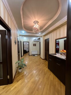 Satılır yeni tikili 4 otaqlı 140 m²,  İnşaatçılar m.-8