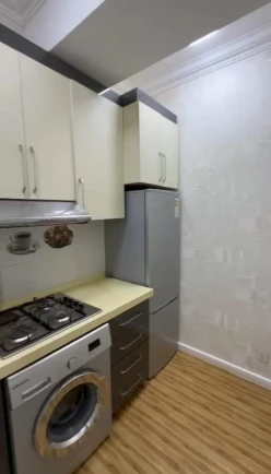 {"az": "Satılır yeni tikili 2 otaqlı 63 m², İnşaatçılar m.", "en": "Sale new building 2 rooms 63 m²,  Insaatchilar m.", "ru": "Продан Новое здание 2 Комнаты 63 m²,  Иншаатчылар м."}-11