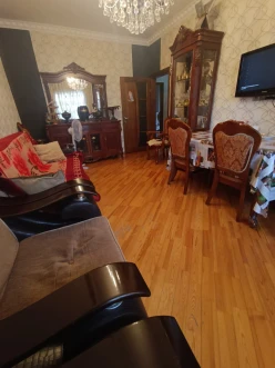 {"az": "Satılır köhnə tikili 2 otaqlı 60 m², İnşaatçılar m.", "en": "Sale old building 2 rooms 60 m²,  Insaatchilar m.", "ru": "Продан Старое здание 2 Комнаты 60 m²,  Иншаатчылар м."}-12