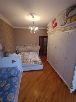 {"az": "Satılır köhnə tikili 2 otaqlı 60 m², İnşaatçılar m.", "en": "Sale old building 2 rooms 60 m²,  Insaatchilar m.", "ru": "Продан Старое здание 2 Комнаты 60 m²,  Иншаатчылар м."}-11