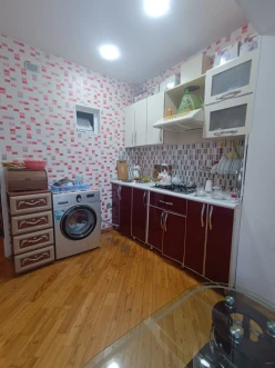 {"az": "Satılır köhnə tikili 2 otaqlı 60 m², İnşaatçılar m.", "en": "Sale old building 2 rooms 60 m²,  Insaatchilar m.", "ru": "Продан Старое здание 2 Комнаты 60 m²,  Иншаатчылар м."}-7