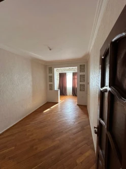 Satılır köhnə tikili 4 otaqlı 80 m², Azadlıq prospekti m.-4