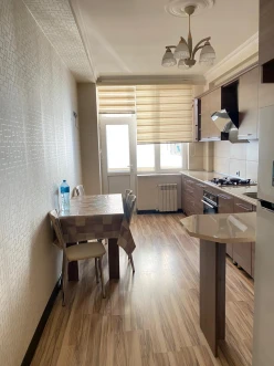 İcarə yeni tikili 3 otaqlı 90 m², İnşaatçılar m.-8