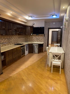 Satılır yeni tikili 3 otaqlı 130 m², İnşaatçılar m.-7