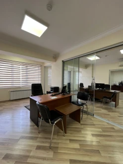 İcarə ofis 10 otaqlı 400 m², Elmlər Akademiyası m.-5