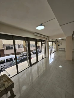 Satılır obyekt 183 m²,  İnşaatçılar m.-3
