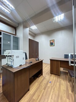 İcarə ofis 3 otaqlı 80 m²,  Gənclik m.-7