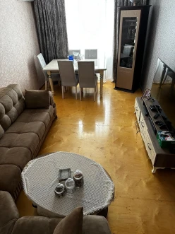 Satılır köhnə tikili 3 otaqlı 70 m², Xalqlar Dostluğu m.-5