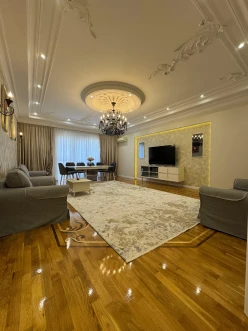 Satılır yeni tikili 4 otaqlı 223 m², 28 May m. Satılır yeni tikili 4 otaqlı 223 m², 28 May m.