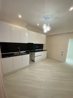 Satılır yeni tikili 3 otaqlı 116 m², İnşaatçılar m.-7