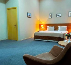 Satılır obyekt 2200 m²,  Elmlər Akademiyası m.-5