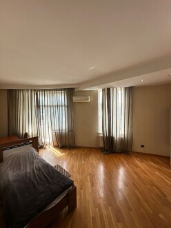 Satılır yeni tikili 4 otaqlı 200 m²,  28 May m.-7
