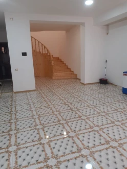 Satılır ev/villa 8 otaqlı 240 m², İnşaatçılar m.-18