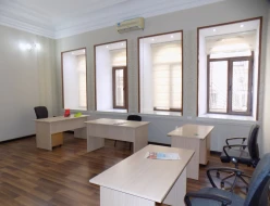 İcarə ofis 2 otaqlı 80 m², Səbail r.-4