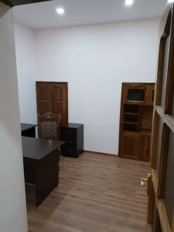 İcarə ofis 3 otaqlı 70 m², Səbail r.-7