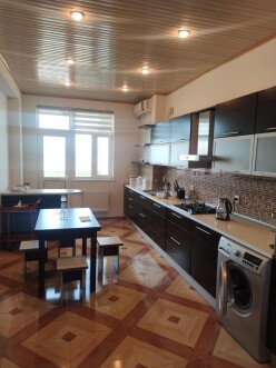 İcarə yeni tikili 4 otaqlı 142 m²,  Elmlər Akademiyası m.-9