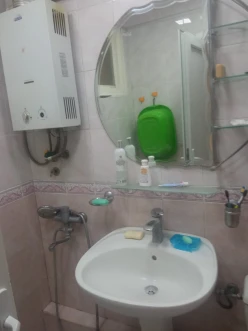 Satılır köhnə tikili 2 otaqlı 42 m², Elmlər Akademiyası m.-5