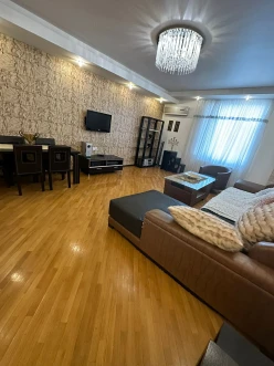 İcarə yeni tikili 3 otaqlı 130 m²,  28 May m.-4