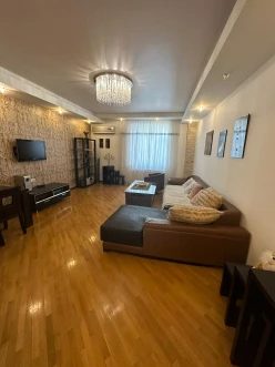 İcarə yeni tikili 3 otaqlı 130 m²,  28 May m.-2