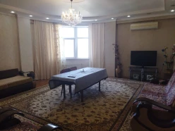 Satılır yeni tikili 3 otaqlı 135 m², İnşaatçılar m.-4