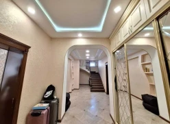 Satılır ev/villa 7 otaqlı 300 m², Azadlıq prospekti m.