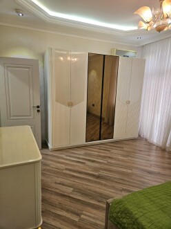 İcarə yeni tikili 3 otaqlı 145 m²,  28 May m.-6