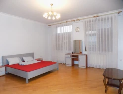 İcarə yeni tikili 4 otaqlı 220 m², 8 Noyabr m.-10