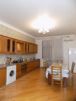 İcarə yeni tikili 4 otaqlı 220 m², 8 Noyabr m.-9