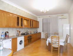 İcarə yeni tikili 4 otaqlı 220 m², 8 Noyabr m.-7